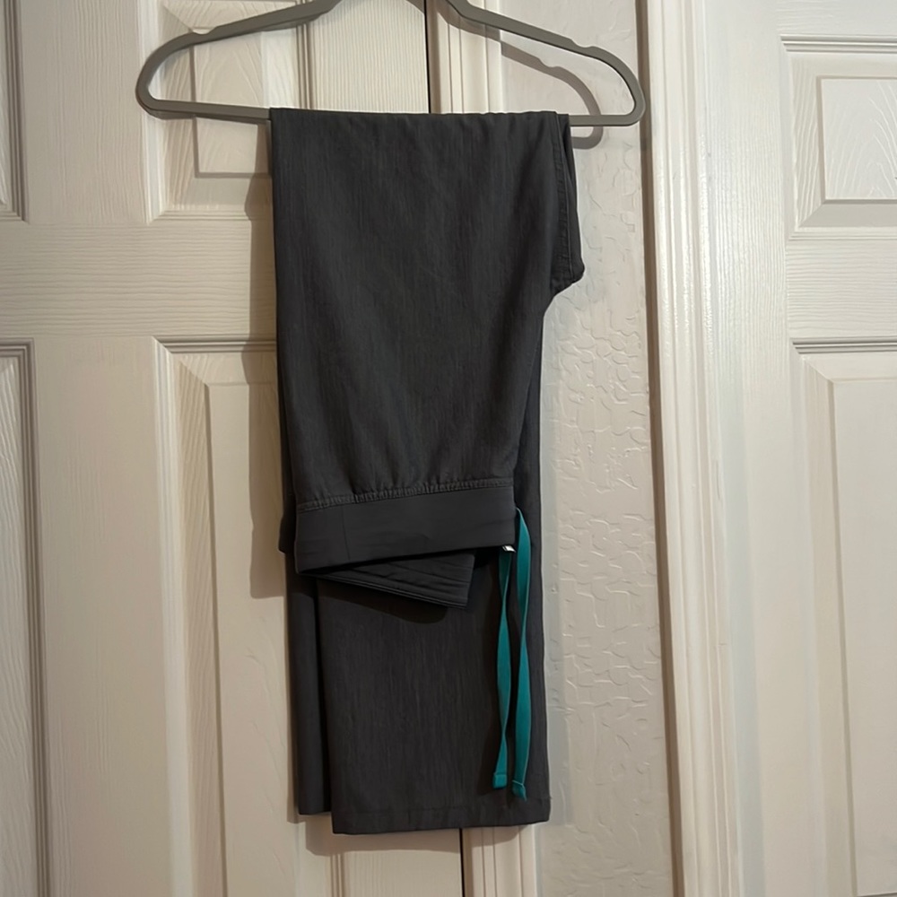 FIGS Livingston basic scrubs pants - graphite